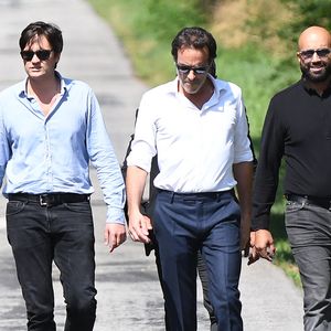 Anthony Delon et son demi-frère Alain-Fabien découvrent les hommages devant les grilles de la propriété de Douchy, quelques heures avant les obsèques de leur père, A.Delon, le 24 août 2024
©Agence / Bestimage