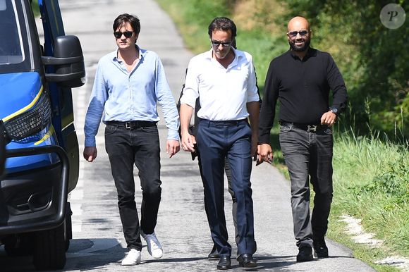 Anthony Delon et son demi-frère Alain-Fabien découvrent les hommages devant les grilles de la propriété de Douchy, quelques heures avant les obsèques de leur père, A.Delon, le 24 août 2024
©Agence / Bestimage