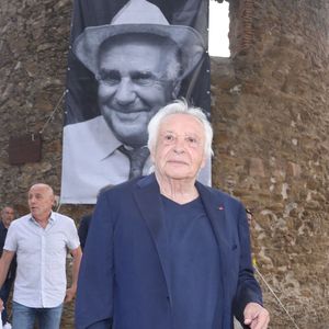 Semi-exclusif - Michel Sardou - Michel Sardou rend hommage à son père en famille lors du premier trophée de pétanque "Fernand Sardou" à Bormes-les-Mimosas le 29 mai 2026. Le célèbre chanteur est venu en famille avec sa femme, son fils Romain avec son fils de deux ans et demi et de sa compagne enceinte de son deuxième enfant.
La première édition du Trophée Fernand Sardou est organisée du 29 au 31 mai au coeur du village de Bormes les Mimosas. Une initiative portée par Michel et son fils Romain, pour rendre hommage à leur illustre parent Fernand Sardou au travers d'un tournoi de pétanque.
En lien avec la municipalité et l'Amicale Bouliste Borméenne (ABB), un premier Trophée Fernand Sardou sera organisé avec deux grands temps forts : Le vendredi, dès 18h, un tournoi d'exhibition sera proposé et verra s'affronter 16 triplettes. Puis un concours fédéral à pétanque sera organisé le weekend et ouvert à tous les amateurs. 128 équipes seront réparties sur les sites les plus emblématiques du village, à savoir au boulodrome de la place Saint-François, mais aussi au parc Cigalou, sur le site du château et à l'ancien stade. © Franz Chavaroche/Bestimage