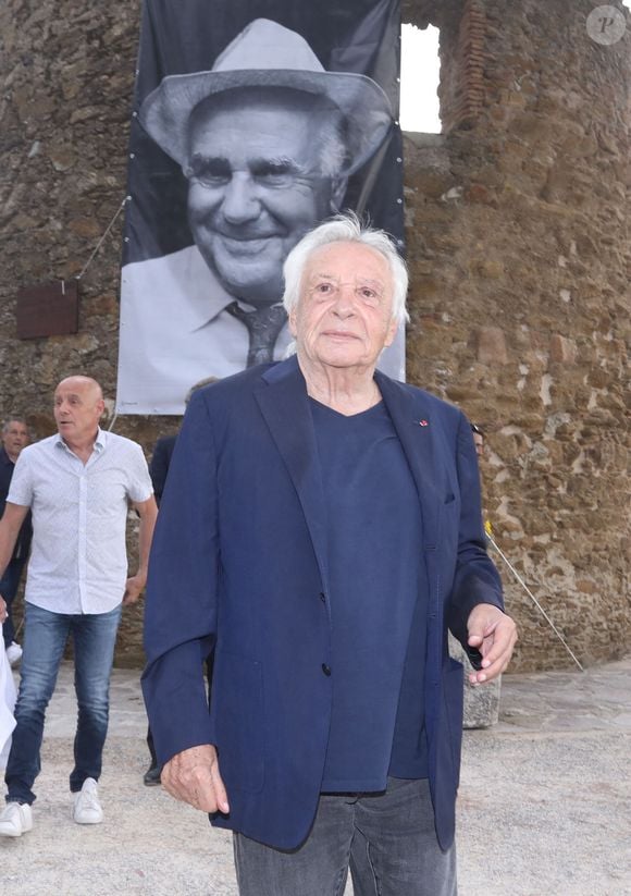 Semi-exclusif - Michel Sardou - Michel Sardou rend hommage à son père en famille lors du premier trophée de pétanque "Fernand Sardou" à Bormes-les-Mimosas le 29 mai 2026. Le célèbre chanteur est venu en famille avec sa femme, son fils Romain avec son fils de deux ans et demi et de sa compagne enceinte de son deuxième enfant.
La première édition du Trophée Fernand Sardou est organisée du 29 au 31 mai au coeur du village de Bormes les Mimosas. Une initiative portée par Michel et son fils Romain, pour rendre hommage à leur illustre parent Fernand Sardou au travers d'un tournoi de pétanque.
En lien avec la municipalité et l'Amicale Bouliste Borméenne (ABB), un premier Trophée Fernand Sardou sera organisé avec deux grands temps forts : Le vendredi, dès 18h, un tournoi d'exhibition sera proposé et verra s'affronter 16 triplettes. Puis un concours fédéral à pétanque sera organisé le weekend et ouvert à tous les amateurs. 128 équipes seront réparties sur les sites les plus emblématiques du village, à savoir au boulodrome de la place Saint-François, mais aussi au parc Cigalou, sur le site du château et à l'ancien stade. © Franz Chavaroche/Bestimage