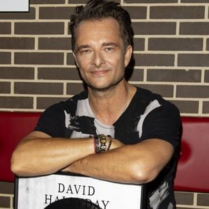 David Hallyday s’est récemment exprimé sur la notoriété soudaine de son fils, qu’il juge encore surpris par cet intérêt. 

David Hallyday reçoit son disque de platine à la seine musicale à Paris le 25 juin 2019. 

© Pierre Perusseau/Bestimage
