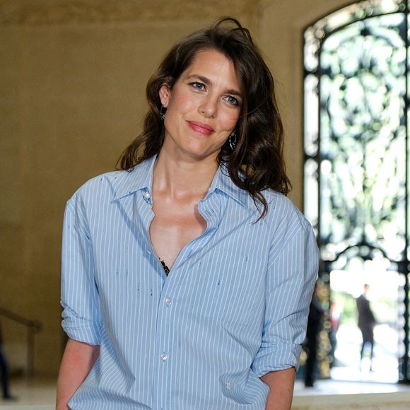 La fille de Caroline de Monaco a pris tout le monde à contre-pied en délaissant les robes sophistiquées pour un look décontracté-chic parfaitement maîtrisé. 

Charlotte Casiraghi au deuxième défilé Chanel "Collection Haute Couture Automne/Hiver 2026-2027" lors de la Fashion Week de Paris, le 7 juillet 2026

© Pauline Mourey / Bestimage