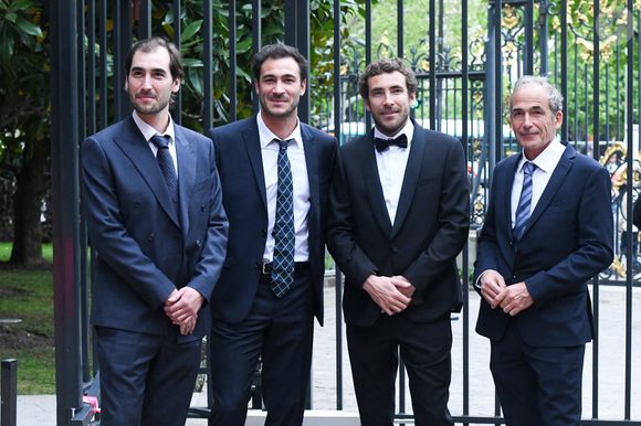 La famille Kretz : "L'Agence" sur TMC : Louis Kretz, Valentin Kretz, Martin Kretz et leur père Olivier Kretz - Soirée de gala des 50 ans de la Fondation Claude Pompidou à l'Hôtel Marcel Dassault à Paris le 12 avril 2022.

Rachid Bellak / LMS / Bestimage