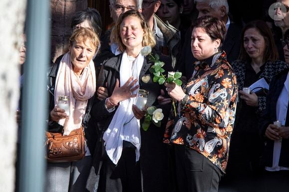 Fanny Groll, la mère de la défunte - Obsèques de Lina, l'adolescente de 15 ans disparue le 23 septembre 2023, en l'Eglise Saint-Arnould de Plaine, le 25 octobre 2024. Le corps de la jeune fille avait été retrouvé le 17 octobre 2024 à Sermoise-sur-Loire. La messe, célébrée par le prêtre, Jean-Claude Klotz, a réuni 300 personnes à l'intérieur de l'Eglise du village et tout autant à l'extérieur, où la cérémonie était retransmise. Des dizaines de gerbes de fleurs blanches avaient été déposées avant le service religieux, au cours duquel le compagnon de la jeune fille, Tao a évoqué les fous rires partagés avec Lina. Fanny Groll, la mère de la défunte, a déclaré "oi qui as illuminé ma vie, toi avec ton si beau sourire, ta joie de vivre, toi qui chérissais la liberté d'être qui tu voulais, puisses-tu briller comme l'étoile la plus scintillante. Tu me manques tant...". A l'issue de la cérémonie, des lampions sont lancés dans le ciel devant le parvis.
© Elyxandro Cegarra / Panoramic / Bestimage