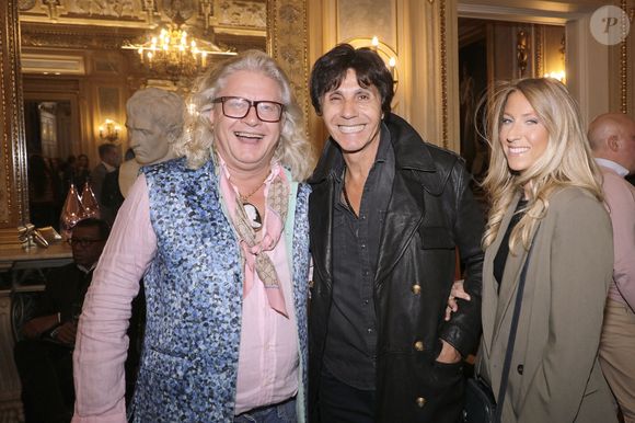 Exclusif - Jean-Luc Lahaye avec sa compagne Paola et Pierre-Jean Chalençon - Soirée "Octobre Rose" au Palais Vivienne organisée par Véronique Koch et pour marraine Fabienne Thibeault à Paris le 16 octobre 2023. © Cédric Perrin/Bestimage