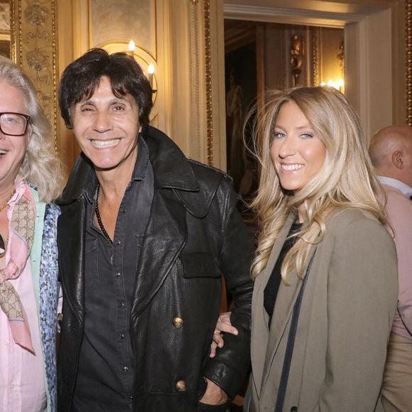 Exclusif - Jean-Luc Lahaye avec sa compagne Paola et Pierre-Jean Chalençon - Soirée "Octobre Rose" au Palais Vivienne organisée par Véronique Koch et pour marraine Fabienne Thibeault à Paris le 16 octobre 2023. © Cédric Perrin/Bestimage