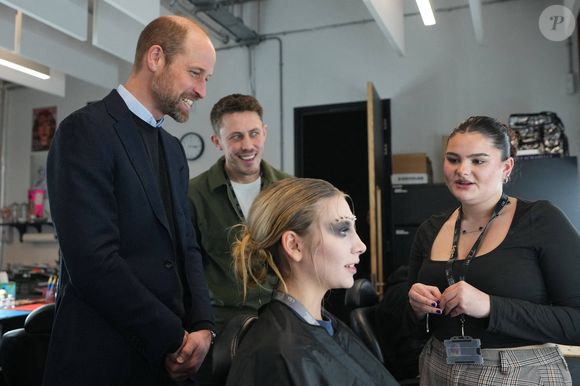 Le futur roi a notamment pu se rendre compte de la précision des apprenties maquilleuses, qui réalise de monstrueux visages plus vrais que nature. 

Le Prince de Galles observe le maquillage d'une étudiante lors d'une visite à la London Screen Academy, afin de rencontrer et de mettre en lumière la prochaine génération de cinéastes et de professionnels de la création britanniques le mercredi 12 février 2025. Kirsty Wigglesworth/PA Wire