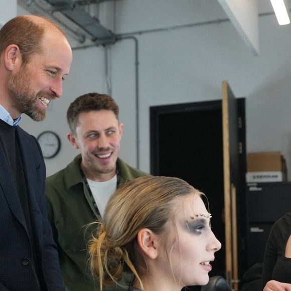 Le futur roi a notamment pu se rendre compte de la précision des apprenties maquilleuses, qui réalise de monstrueux visages plus vrais que nature. 

Le Prince de Galles observe le maquillage d'une étudiante lors d'une visite à la London Screen Academy, afin de rencontrer et de mettre en lumière la prochaine génération de cinéastes et de professionnels de la création britanniques le mercredi 12 février 2025. Kirsty Wigglesworth/PA Wire