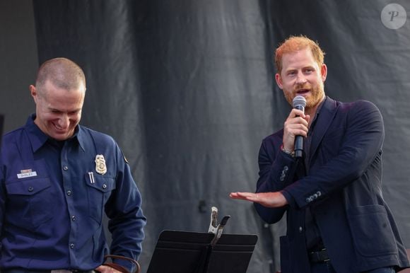 20 septembre 2025, Santa Barbara, Californie, États-Unis : Le prince Harry, duc de Sussex, remet une récompense à Sam Dudley, pompier du comté de Santa Barbara, qui travaille avec l'unité canine de sauvetage. Ils assistent au concert One805 Live, organisé dans la propriété de l'acteur Costner, en bord de mer à Santa Barbara, à Summerland, en Californie, afin de collecter des fonds pour des services de soutien psychologique et du matériel de sauvetage essentiel aux premiers intervenants. (Crédit image : © Amy Katz/ZUMA Press Wire / Bestimage)