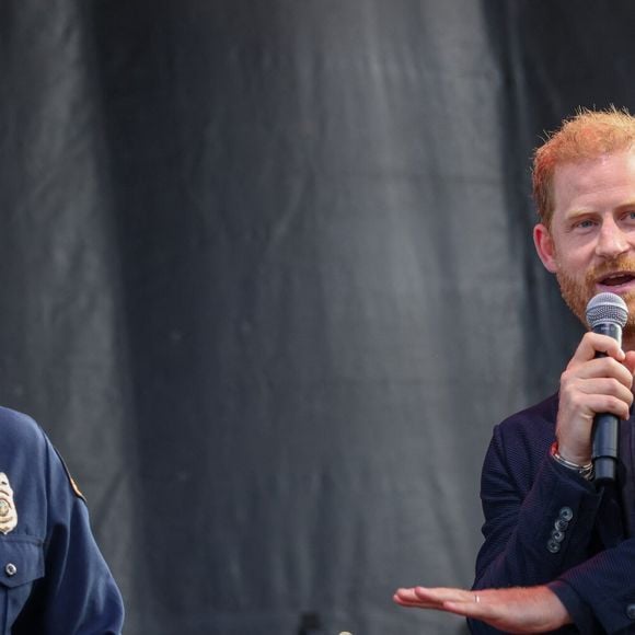 20 septembre 2025, Santa Barbara, Californie, États-Unis : Le prince Harry, duc de Sussex, remet une récompense à Sam Dudley, pompier du comté de Santa Barbara, qui travaille avec l'unité canine de sauvetage. Ils assistent au concert One805 Live, organisé dans la propriété de l'acteur Costner, en bord de mer à Santa Barbara, à Summerland, en Californie, afin de collecter des fonds pour des services de soutien psychologique et du matériel de sauvetage essentiel aux premiers intervenants. (Crédit image : © Amy Katz/ZUMA Press Wire / Bestimage)