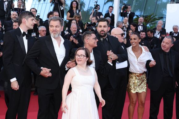 Mais le projet ne s’arrête pas là. Artus imagine aussi des activités ludiques et interactives, avec des comédiens jouant des rôles et stimulant l’imaginaire des pensionnaires.

La présidente du Festival international du film de Cannes, Iris Knobloch, Céline Groussard, Artus, Clovis Cornillac et les acteurs du film 'Un p'tit truc en plus' sur le tapis rouge du film 'Le Comte de Monte-Cristo' lors de la 77e édition du Festival de Cannes au Palais des Festivals, le 22 mai 2024 à Cannes, France. Photo par David Boyer/ABACAPRESS.COM