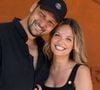 Avec son épouse Gennifer Demey, il s’est envolé pour la Polynésie française.

Éric Antoine et sa femme Gennifer Demey au village lors des Internationaux de France de Tennis de Roland Garros 2026, à Paris, le 1er juin 2026. 

© Jacovides / Moreau / Bestimage