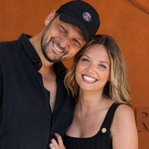 Avec son épouse Gennifer Demey, il s’est envolé pour la Polynésie française.

Éric Antoine et sa femme Gennifer Demey au village lors des Internationaux de France de Tennis de Roland Garros 2026, à Paris, le 1er juin 2026. 

© Jacovides / Moreau / Bestimage