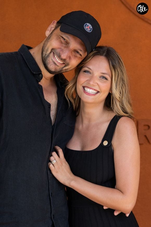 Avec son épouse Gennifer Demey, il s’est envolé pour la Polynésie française.

Éric Antoine et sa femme Gennifer Demey au village lors des Internationaux de France de Tennis de Roland Garros 2026, à Paris, le 1er juin 2026. 

© Jacovides / Moreau / Bestimage
