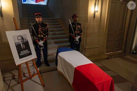 Le cénotaphe de Robert Badinter avait été exposé la veille au Conseil constitutionnel.

De nombreuses personnes viennent rendre hommage à Robert Badinter au conseil Constitutionnel, la veille de son entrée au Panthéon.
Paris, le 8 octobre 2025.

© Florian Savina / Bestimage