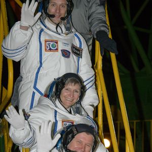Les membres de l'équipage de l'Expédition 50, l'astronaute de l'ESA Thomas Pesquet, en haut, l'astronaute de la NASA Peggy Whitson, au milieu, et le cosmonaute russe Oleg Novitskiy de Roscosmos se saluent avant de monter à bord de leur vaisseau spatial Soyouz MS-03 pour le lancement, le jeudi 17 novembre 2016 (heure du Kazakhstan) à Baïkonour, au Kazakhstan. Le trio décollera du cosmodrome de Baïkonour au Kazakhstan le matin du 18 novembre (heure du Kazakhstan). Ils passeront tous les trois environ six mois sur le complexe orbital. Photo NASA by Bill Ingalls/UPI