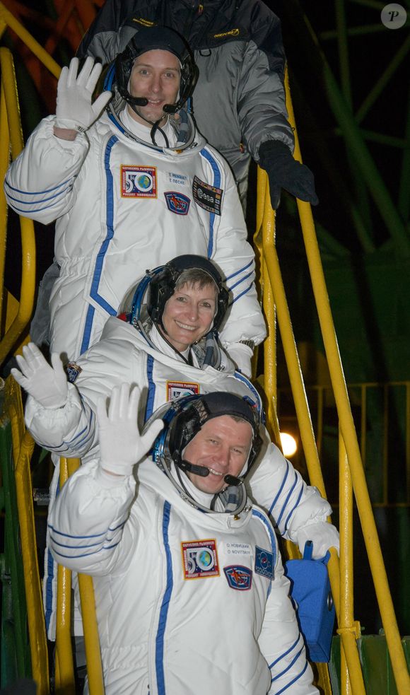 Les membres de l'équipage de l'Expédition 50, l'astronaute de l'ESA Thomas Pesquet, en haut, l'astronaute de la NASA Peggy Whitson, au milieu, et le cosmonaute russe Oleg Novitskiy de Roscosmos se saluent avant de monter à bord de leur vaisseau spatial Soyouz MS-03 pour le lancement, le jeudi 17 novembre 2016 (heure du Kazakhstan) à Baïkonour, au Kazakhstan. Le trio décollera du cosmodrome de Baïkonour au Kazakhstan le matin du 18 novembre (heure du Kazakhstan). Ils passeront tous les trois environ six mois sur le complexe orbital. Photo NASA by Bill Ingalls/UPI