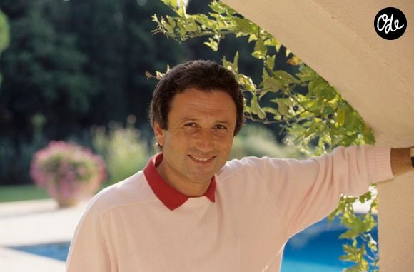 a trouvé des havres de paix loin des studios. 

Archives - En France, dans sa maison de vacances en Provence, rendez-vous avec Michel DRUCKER. Septembre 1992
© Alain Canu via Bestimage