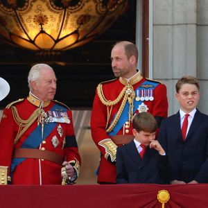 Le roi Charles III d'Angleterre et Camilla Parker Bowles, reine consort d'Angleterre, Le prince William, prince de Galles,Le prince Louis de Galles, Le prince George de Galles, Catherine (Kate) Middleton, princesse de Galles, La princesse Charlotte de Galles - Les membres de la famille royale britannique à Buckingham Palace lors de la cérémonie Trooping the Colour à Londres, le 14 juin 2025. 
© Alpha Press / Bestimage