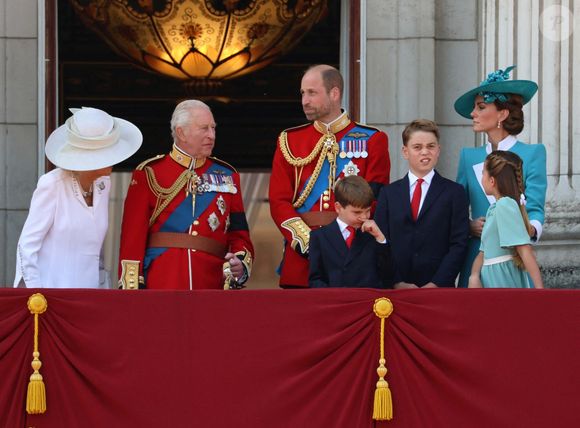 Le roi Charles III d'Angleterre et Camilla Parker Bowles, reine consort d'Angleterre, Le prince William, prince de Galles,Le prince Louis de Galles, Le prince George de Galles, Catherine (Kate) Middleton, princesse de Galles, La princesse Charlotte de Galles - Les membres de la famille royale britannique à Buckingham Palace lors de la cérémonie Trooping the Colour à Londres, le 14 juin 2025. 
© Alpha Press / Bestimage