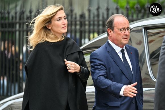 Elle a longtemps partagé la vie de Jacques Chirac.

François Hollande et son épouse Julie Gayet aux funérailles de B. Chirac à la basilique Sainte-Clotilde à Paris (7e) le 12 juin 2026. L’ancienne première dame de France est décédée le 5 juin 2026 à l’âge de 93 ans. 
© Jacovides / Liewig / Bestimage