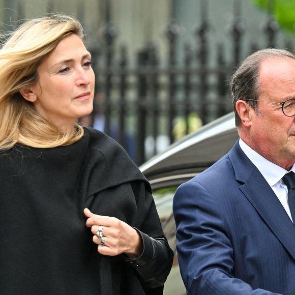 Elle a longtemps partagé la vie de Jacques Chirac.

François Hollande et son épouse Julie Gayet aux funérailles de B. Chirac à la basilique Sainte-Clotilde à Paris (7e) le 12 juin 2026. L’ancienne première dame de France est décédée le 5 juin 2026 à l’âge de 93 ans. 
© Jacovides / Liewig / Bestimage