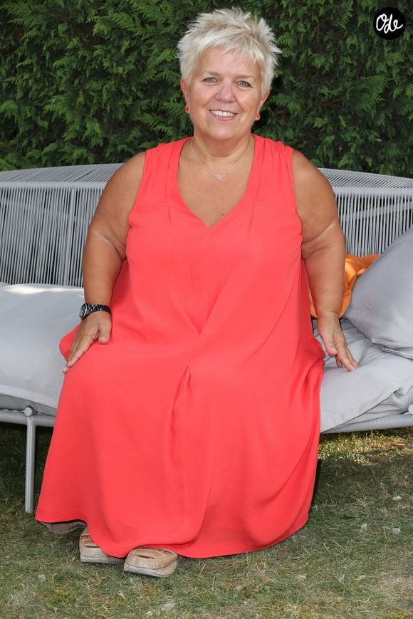 Mimie Mathy pose lors d'une séance photo organisée dans le cadre du 9e Festival du film d'Angoulême, à Angoulême, en France, le 26 août 2016. Photo de Jérôme Domine/ABACAPRESS.COM