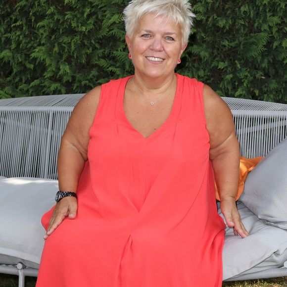 Mimie Mathy pose lors d'une séance photo organisée dans le cadre du 9e Festival du film d'Angoulême, à Angoulême, en France, le 26 août 2016. Photo de Jérôme Domine/ABACAPRESS.COM