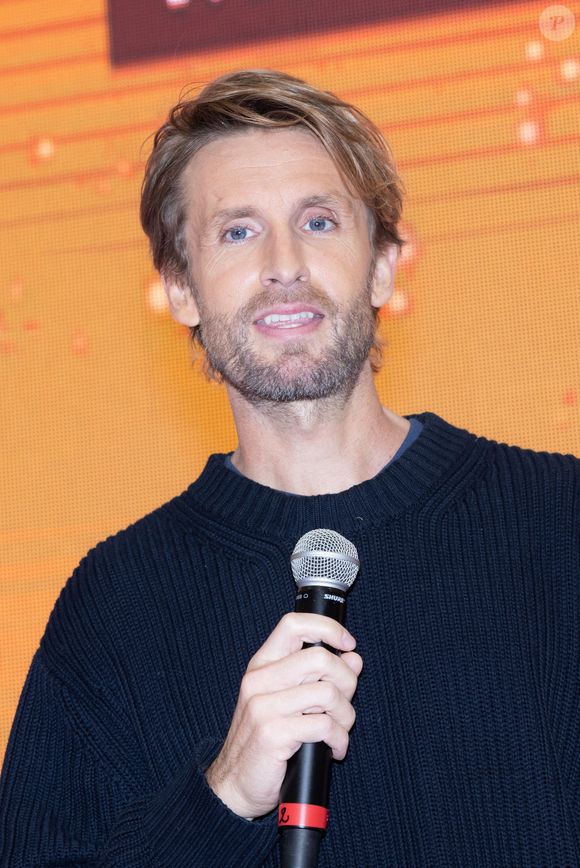 L'acteur et réalisateur français Philippe Lacheau lors du lancement des illuminations et festivités de Noël au centre commercial CAP 3000 aux côtés du nouveau directeur du centre Frédéric Llorca à Saint-Laurent-du-Var, France, le 20 novembre 2024. Photo by Shootpix/ABACAPRESS.COM