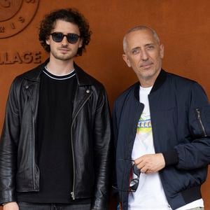 Le fils aîné de Gad Elmaleh prendra place derrière les platines pour assurer l'animation musicale de cet événement, très attendu des habitués comme des visiteurs de l'établissement.
Gad Elmaleh avec son fils Noé au village lors des Internationaux de France de Tennis de Roland Garros 2025, à Paris, France. © Cyril Moreau/Bestimage
