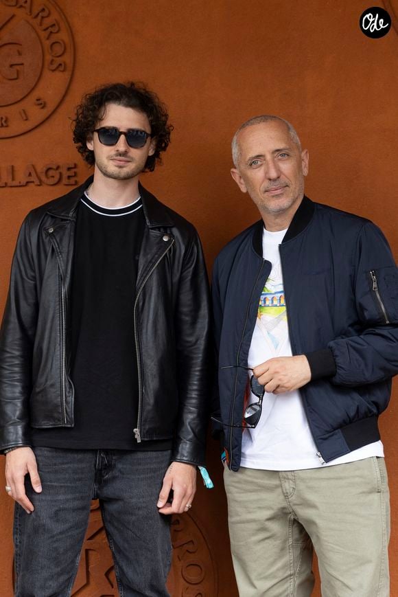Le fils aîné de Gad Elmaleh prendra place derrière les platines pour assurer l'animation musicale de cet événement, très attendu des habitués comme des visiteurs de l'établissement.


Gad Elmaleh avec son fils Noé au village lors des Internationaux de France de Tennis de Roland Garros 2025, à Paris, France. © Cyril Moreau/Bestimage