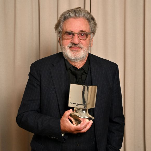 Daniel Auteuil pose avec son prix, après le traditionnel diner à la Petite Maison, lors de la 6ème édition du festival Cinéroman à Nice le 4 octobre 2024. Le festival Cinéroman, qui se tient à Nice jusqu'au 5 octobre, met à l'honneur les films adaptés de romans.
Durant la soirée, Daniel Benoin, le co-fondateur du festival et directeur du théâtre Anthéa à Antibes, a remis le prix Romain Gary à l'acteur Daniel Auteuil pour saluer l'ensemble de sa carrière. Daniel Auteuil était présent à double titre, dans un premier temps pour présenter son film "Le Fil" puis pour participer en compagnie de D.Thompson et V.Perez, à la projection du film culte "La Reine Margot". Isabelle Adjani, ne pouvant être présente, a envoyé un message vidéo.
© Domnique Jacovides - Bruno Bebert / Bestimage