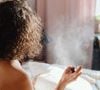 Dès l'arrivée du soleil, les parfums classiques s'effacent alors progressivement pour laisser place aux brumes parfumées. Et c'est pour le mieux !