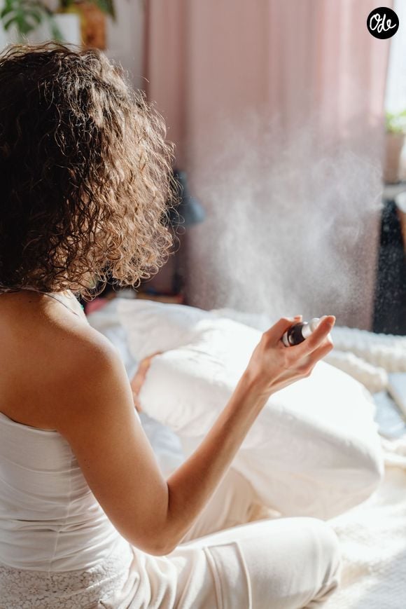 Dès l'arrivée du soleil, les parfums classiques s'effacent alors progressivement pour laisser place aux brumes parfumées. Et c'est pour le mieux !