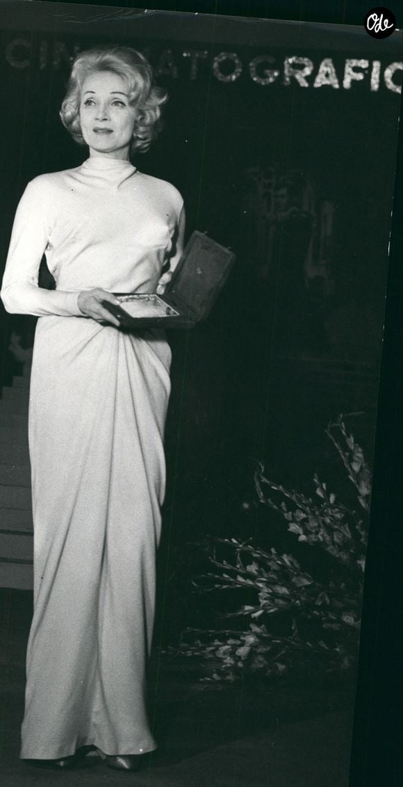 7 juillet 1962 – Lors d'une cérémonie organisée au théâtre gréco-romain de Taormine, Marlene Dietrich reçoit le David di Donatello pour son rôle dans Phèdre, réalisé par Jules Dassin et présenté au festival. La cérémonie récompensait les meilleurs acteurs italiens et étrangers et réunissait de nombreuses personnalités du cinéma. (Crédit photo : Keystone Press Agency / ZUMA Press Wire)
