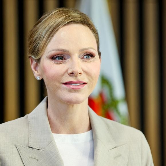 Charlene de Monaco à des milliers de kilomètres du prince Albert, entourée de sportifs, elle dévoile un look casual chic