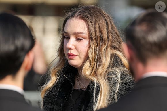 Evoquant l'épisode de dépression dont sa fille a été victime à l'âge de 20 ans et le courage dont elle a fait preuve 

Milla Savarese, la fille de la défunte à la sortie des obsèques d'Emilie Dequenne au cimetière Père Lachaise à Paris, France, le 26 mars 2025. © Cyril Moreau/Bestimage