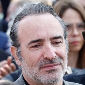 Jean Dujardin - Sorties des obsèques de Bruno Salomone en l'église Sainte-Anne de Polangis de Joinville-le-Pont (Val-de-Marne) le 23 mars 2026. © Cyril Moreau - Dominique Jacovides / Bestimage