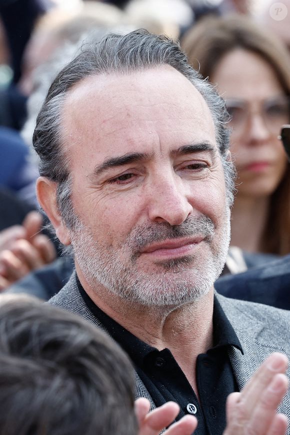 Jean Dujardin - Sorties des obsèques de Bruno Salomone en l'église Sainte-Anne de Polangis de Joinville-le-Pont (Val-de-Marne) le 23 mars 2026. © Cyril Moreau - Dominique Jacovides / Bestimage