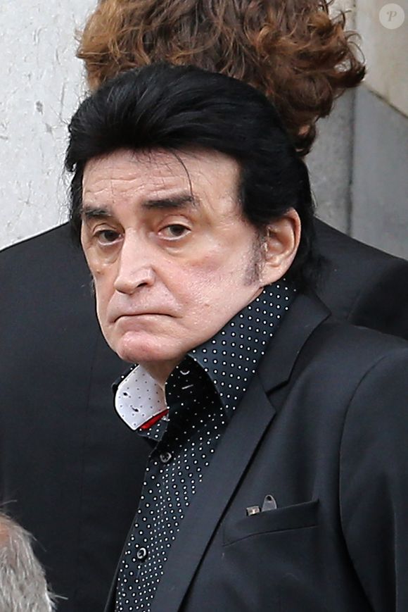 Une disparition tragique, survenue après un cancer foudroyant, en seulement 2 mois

Dick Rivers assistant à la cérémonie funéraire du présentateur de télévision Gilles Verlant au cimetière du Père Lachaise à Paris, France, le 4 octobre 2013. Photo by ABACAPRESS.COM