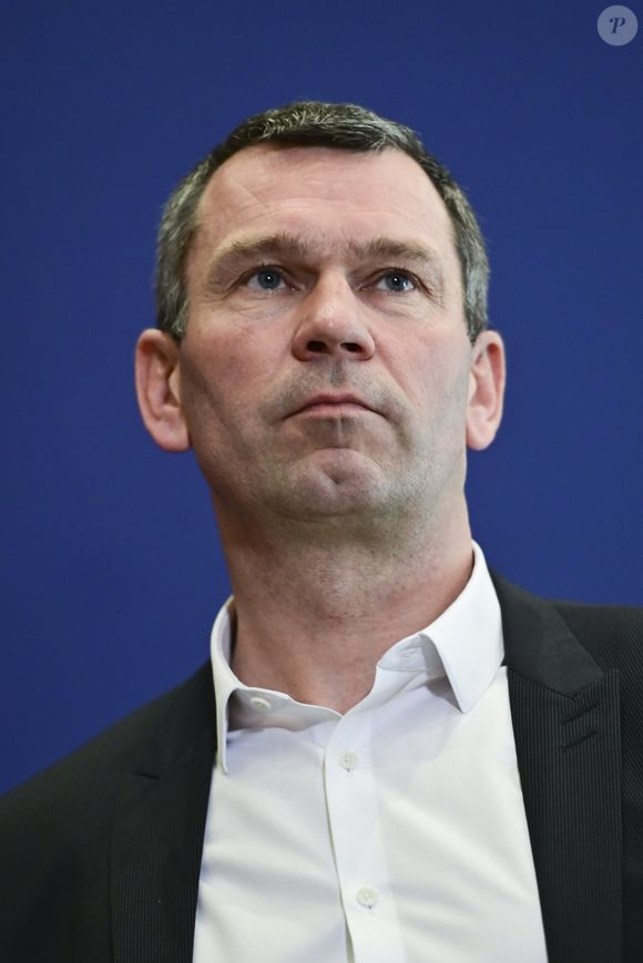Il a publié une photo où il apparaît souriant et pouce levé, prise directement devant une enseigne Intermarché pour féliciter Thierry Cotillard.

Thierry Cotillard - President de ITM ALIMENTAIRE INTERNATIONAL - Conférence de presse sur le coronavirus Covid-19 au ministère de l'économie le 15 mars 2020.
© JB Autissier / Panoramic / Bestimage