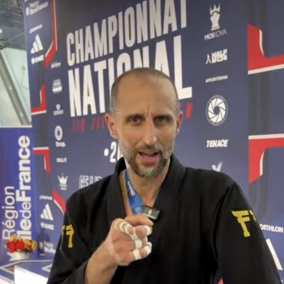 "J'ai fait du théâtre, j'ai joué dans des films, j'ai chanté dans des concerts. Je n'ai jamais eu autant le trac qu'aujourd'hui", a-t-il avoué, visiblement ému

Arié Elmaleh participe au championnat national organisé par la Confédération Française de Jiu-Jitsu Brésilien (CFJJB), au Stade Pierre de Coubertin à Paris - Instagram
