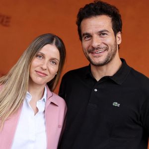 Si Amir a une carrière bien remplie, sa vie intime l'est tout autant.

Amir Haddad et sa femme Lital - Célébrités au village des Internationaux de France de tennis de Roland Garros. © Jacovides / Moreau / Bestimage