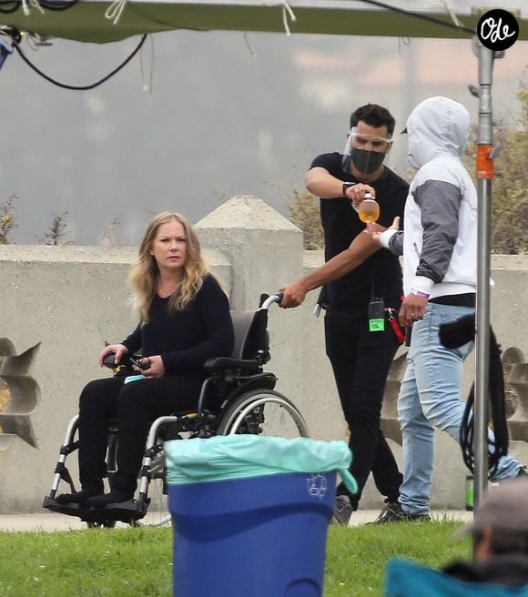 James Marsden, Linda Cardellini et Christina Applegate tournent une scène de la saison 3 de la série "Dead To Me" à Los Angeles, Californie, Etats-Unis, le 2 juin 2021. 

Photo : The ImageDirect / Bestimage
