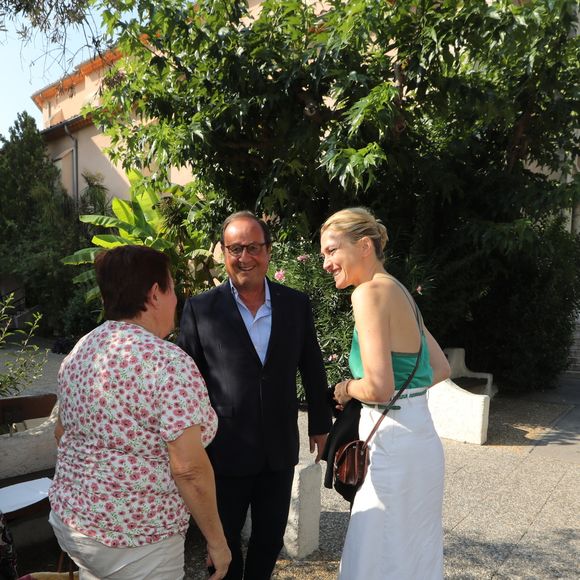 Exclusif - François Hollande est venu dédicacer son livre "Les Leçons du pouvoir" avec sa compagne Julie Gayet à la librairie du Centre à Saint-Cyr-sur-Mer, le 5 août 2018 © Franz Chavaroche / Nice Matin / Bestimage
