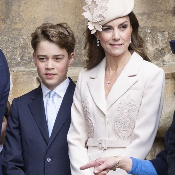 C'est une vidéo publiée sur Instagram qui a fait sensation ! À l'occasion de la Journée des Forces armées, la princesse de Galles a emmené son fils aîné visiter la base de la Royal Air Force de Coningsby

Catherine (Kate) Middleton, princesse de Galles et son fils le prince George de Galles - Les membres de la famille royale britannique assistent à l'office de Pâques à la chapelle Saint-Georges du château de Windsor. © GoffPhotos/Bestimage