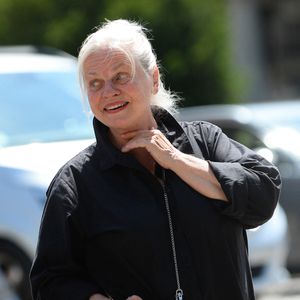 Isabelle Nanty, semble aller beaucoup mieux depuis son grave accident en VTC sur l'autoroute A10, à la sortie des obsèques de la chanteuse Guesch Patti au Crématorium du Père-Lachaise à Paris, France, le 3 juillet 2026. Isabelle Nanty a accompagné son amie la chanteuse Guesch Patti jusqu'à son dernier souffle. © Bestimage