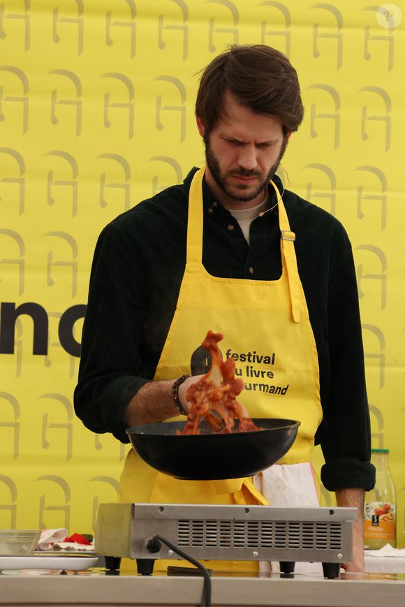L.Belmondo et son fils Alessandro Belmondo font la cuisine lors du 20ème Festival du Livre gourmand au Théâtre de Périgueux, le 15 novembre 2025. Ils sont venus présenter et dédicacer leur livre, écrit à quatre mains, "La Nostra Pasta, un tour d'Italie en 165 recettes de pâtes" (Ed. Solar).
© Jean-Marc Lhomer / Bestimage
