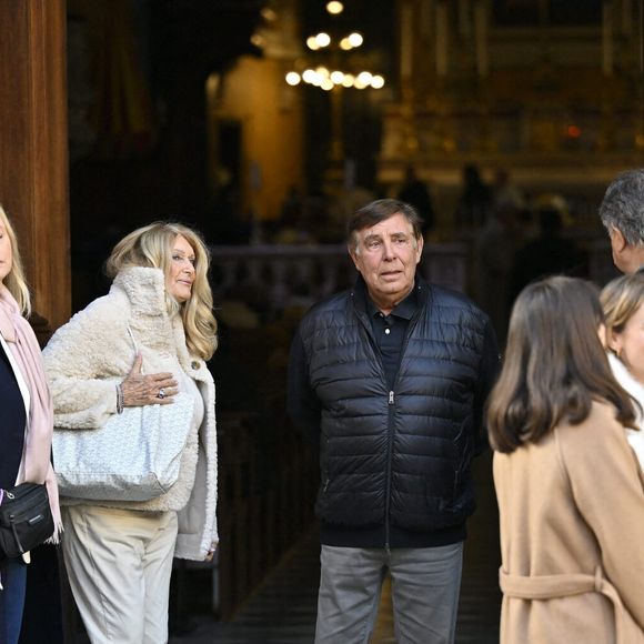 Jean-Pierre Foucault et son épouse Evelyn Jarre lors de la cérémonie d'enterrement de la présentatrice de télévision Evelyne Leclercq à la cathédrale Sainte-Réparate de Nice, France, le 13 janvier 2026. Elle est décédée le 30 décembre 2025 (à l'âge de 74 ans) à Grasse. Photo par Laurent Coust/ABACAPRESS.COM