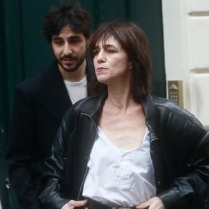 Charlotte Gainsbourg et son fils Ben Attal lors de la cérémonie de dévoilement de la plaque "Maison des Illustres" de la Maison Gainsbourg à Paris, France, le 2 avril 2024.